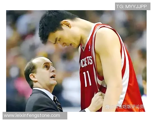 范甘迪与姚明的深情拥抱见证了篮球的跨越与友谊的力量