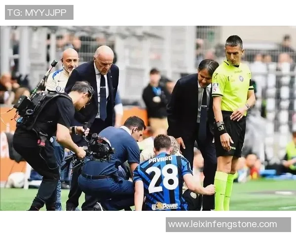 国王杯曼联大胜国米五球狂潮神扑引发争议判罚全场沸腾